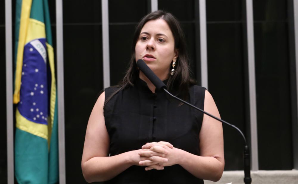 Lei que regulamenta profissão de doulas, relatada por Sâmia Bomfim, é sancionada por Lula