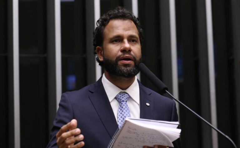 Pastor Henrique Vieira  protocola nova ação no STF sobre emendas de Carlos Viana à Fundação da Igreja da Lagoinha