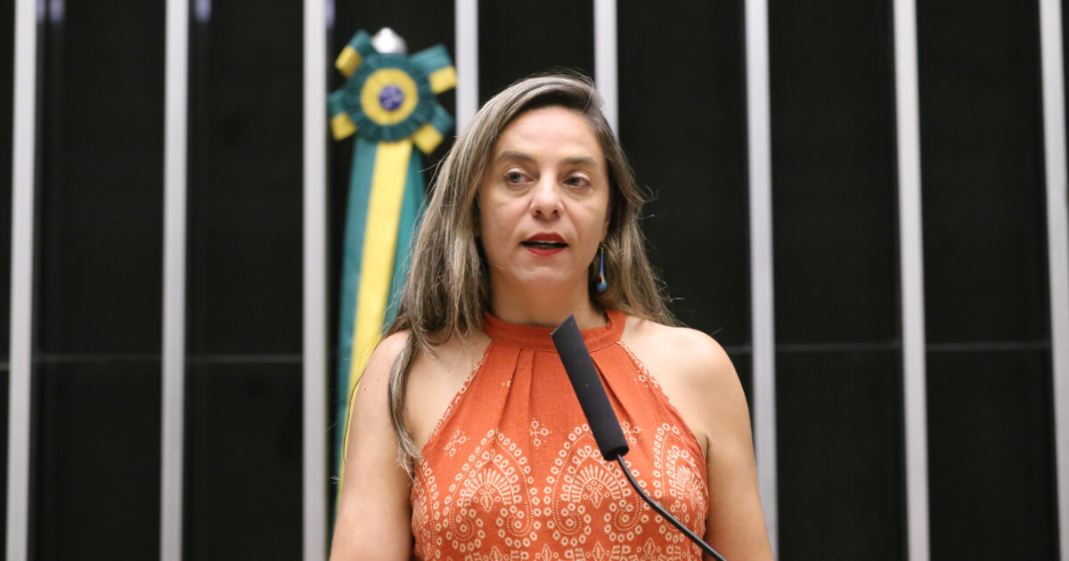 Lula sanciona lei de autoria de Fernanda Melchionna que obriga uso de tornozeleira eletrônica por agressores de mulheres