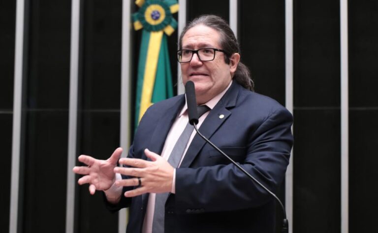 Projeto de Tarcísio Motta que protege jornada de professores é aprovado na Comissão de Educação