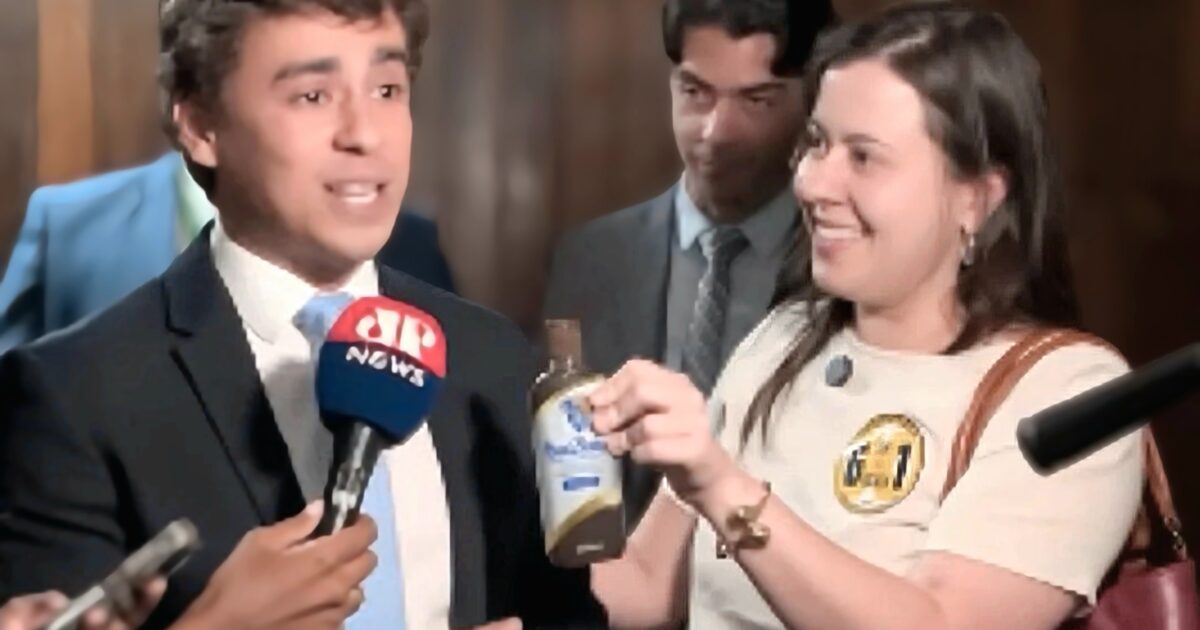 Sâmia Bomfim entrega frasco de “óleo de peroba” a Nikolas Ferreira após bolsonaristas defenderem escala 4×3