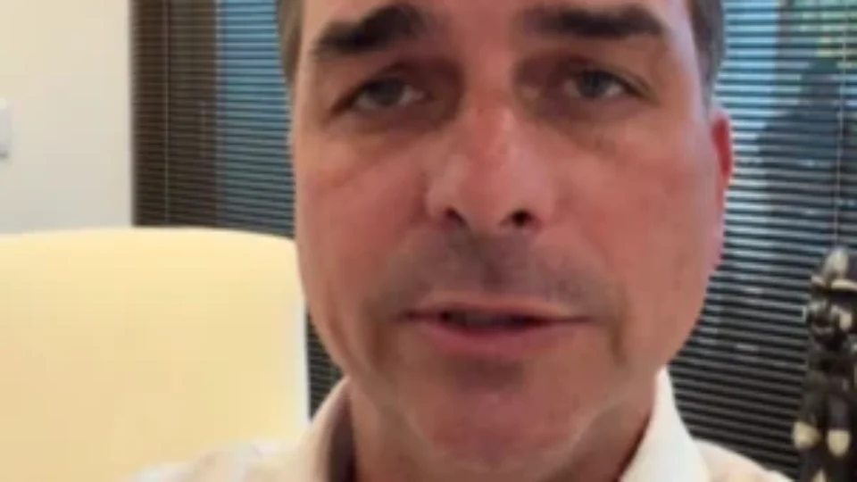 PSOL-Rede pede cassação de Flávio Bolsonaro por esquema milionário ligado ao Banco Master