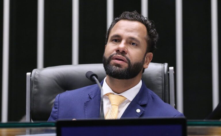 Pastor Henrique Vieira aciona PGR para investigar Ciro Nogueira na Operação Compliance Zero