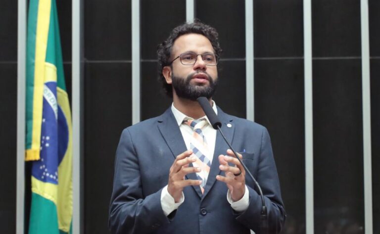Pastor Henrique Vieira protocola ações no STF, CGU, TCU e PGR para investigar conexões entre filme de Bolsonaro, emendas parlamentares e entidades religiosas ligadas ao bolsonarismo