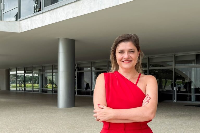 Luta da deputada Professora Luciene avança no STF e Gilmar Mendes pauta julgamento das escolas cívico-militares