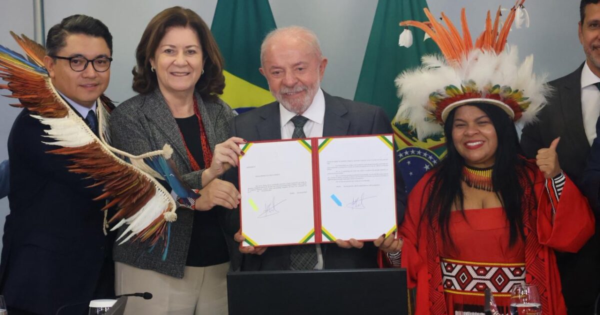 Presidente Lula sanciona projeto que cria Universidade Federal Indígena, proposta levada ao governo pela ex-ministra Sonia Guajajara