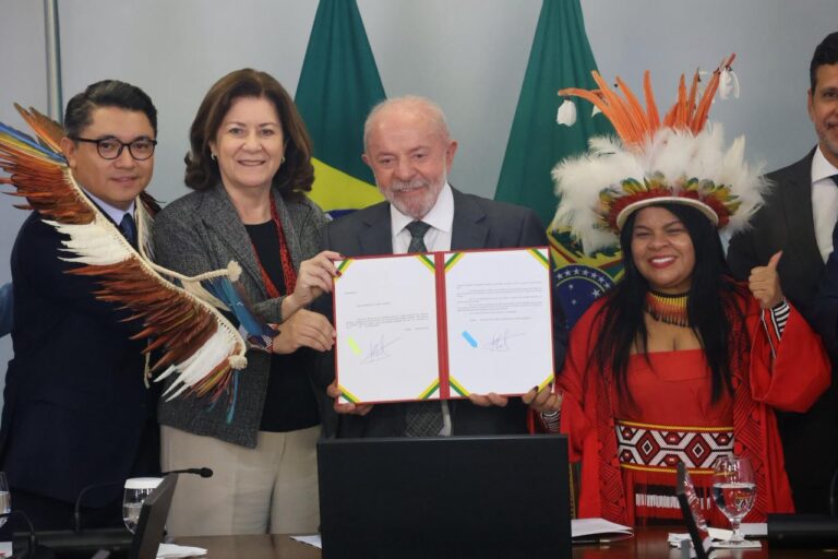 Presidente Lula sanciona projeto que cria Universidade Federal Indígena, proposta levada ao governo pela ex-ministra Sonia Guajajara