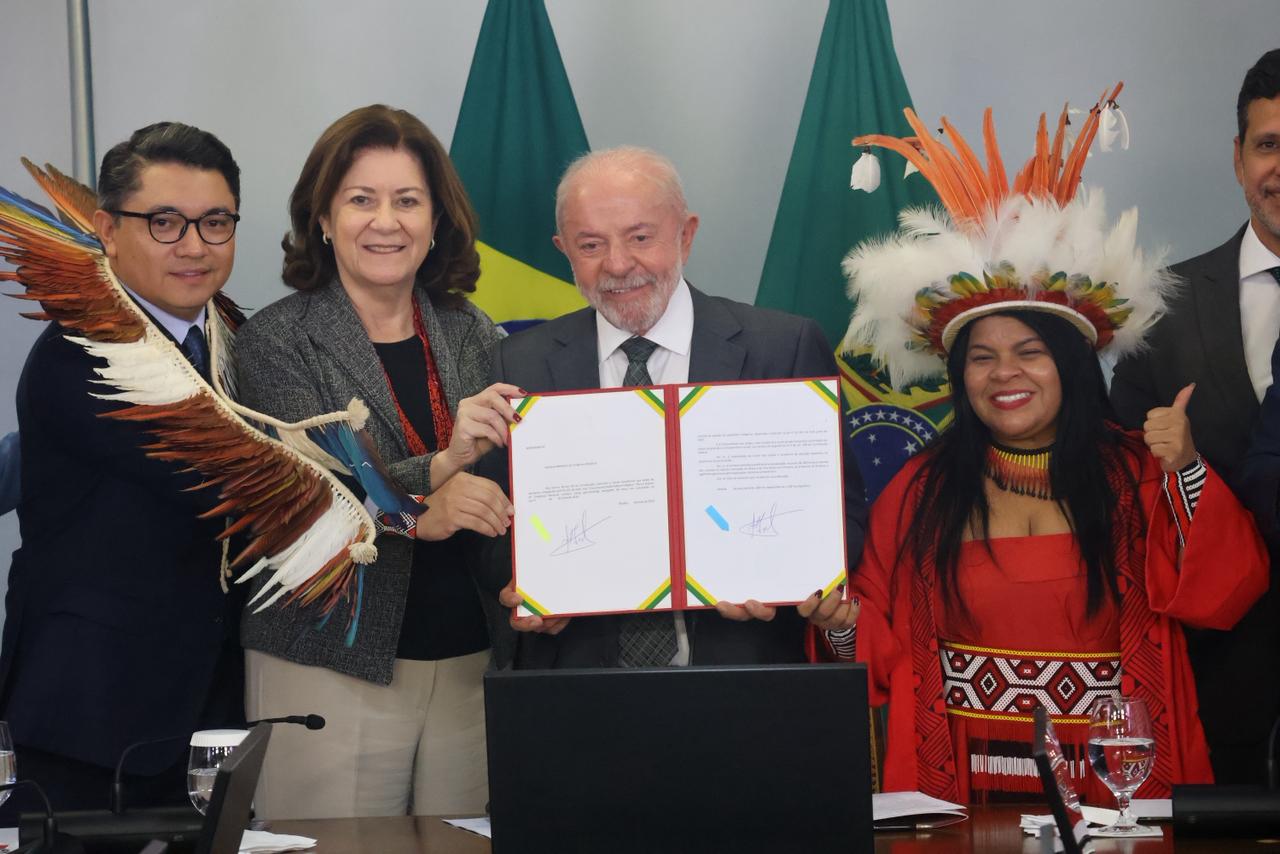 Presidente Lula sanciona projeto que cria Universidade Federal Indígena, proposta levada ao governo pela ex-ministra Sonia Guajajara