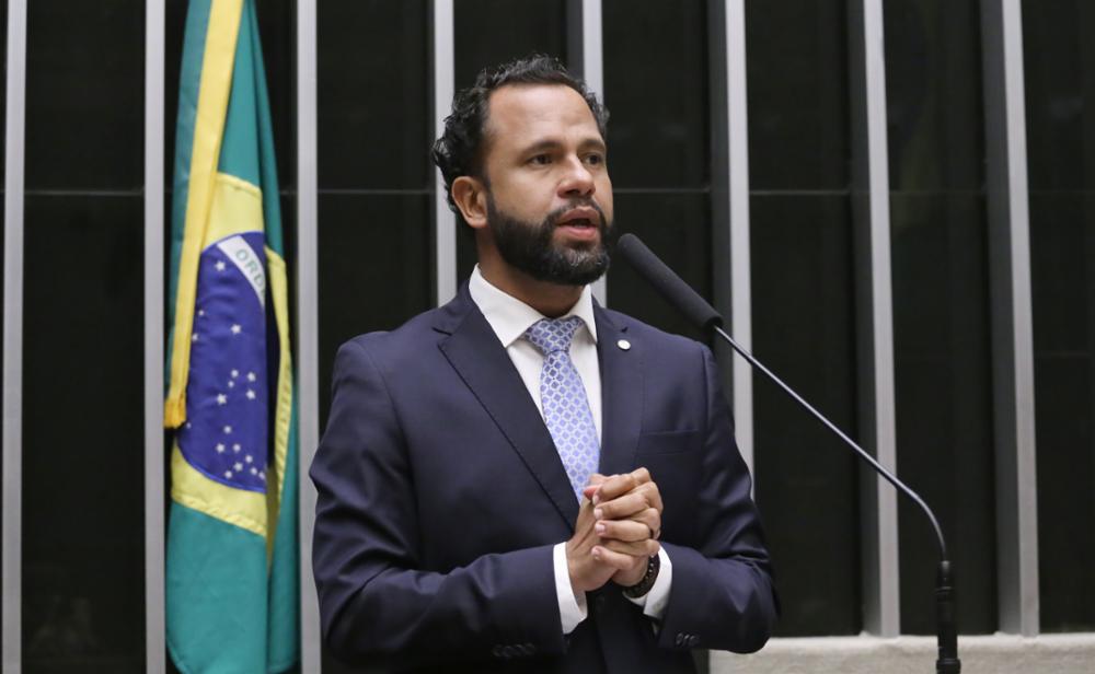 Bolsomaster: Pastor Henrique Vieira protocola representações contra Flávio Bolsonaro no STF, PGR e PF