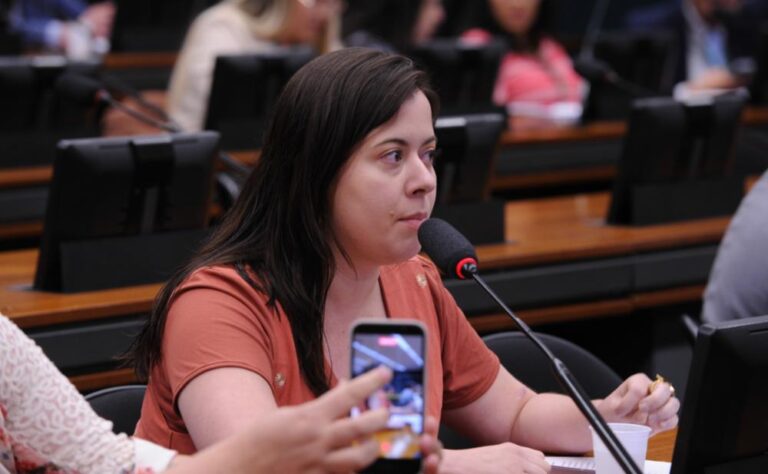 Avança na Câmara projeto de Sâmia que prevê funcionamento 24h de delegacias contra crimes de ódio