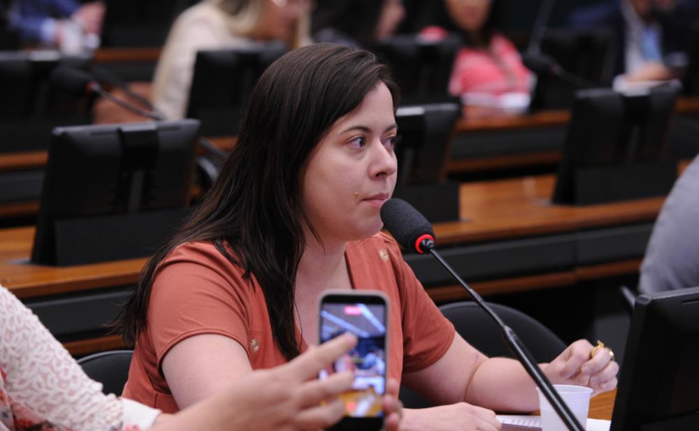 Avança na Câmara projeto de Sâmia que prevê funcionamento 24h de delegacias contra crimes de ódio