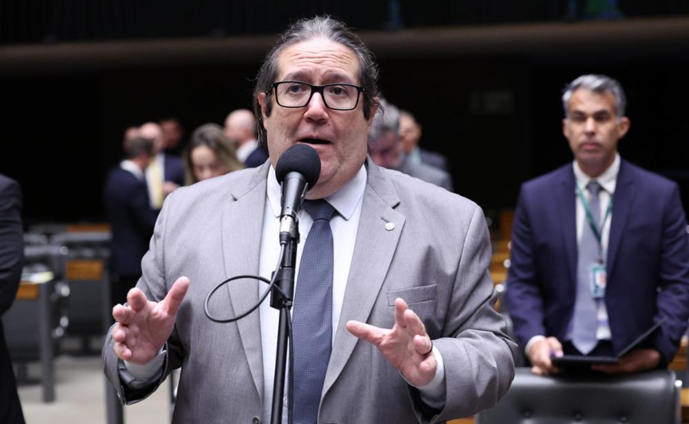 Líder Tarcísio Motta aciona PGR e PF para investigar Flávio Bolsonaro por elo com esquema milionário do Banco Master