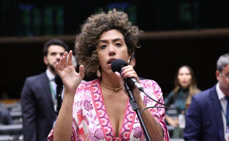Talíria Petrone denuncia Flávio Bolsonaro na PGR e pede investigação da Polícia Federal
