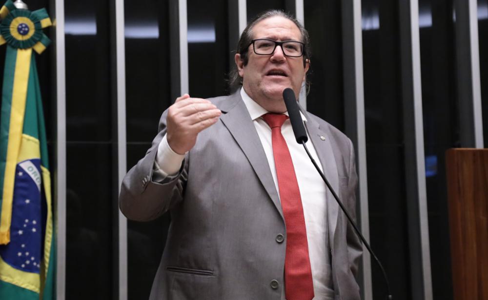 Tarcísio Motta visita escolas de Volta Redonda (RJ), aponta problemas estruturais e cobra providências dos governos municipal e estadual