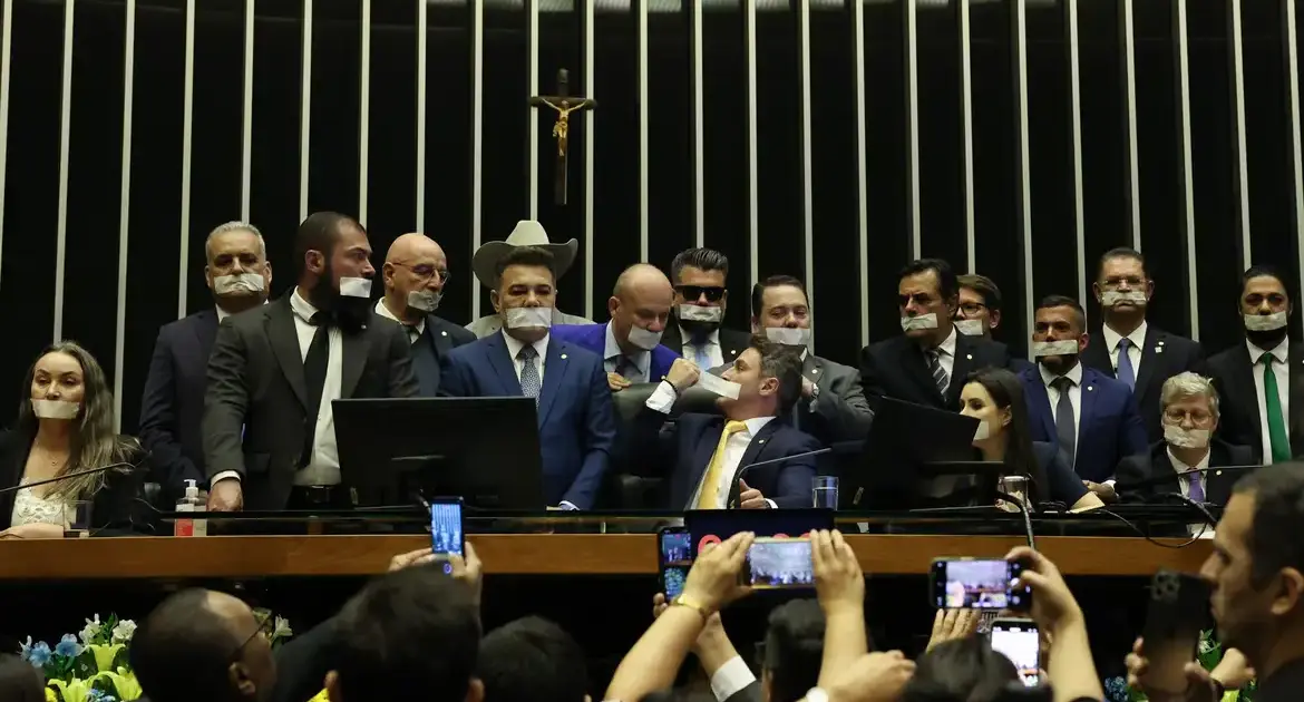 PSOL cobra Hugo Motta por inércia em processos que punem deputados por ocupar mesa da câmara