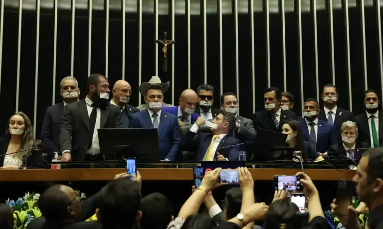 PSOL cobra Hugo Motta por inércia em processos que punem deputados por ocupar mesa da câmara