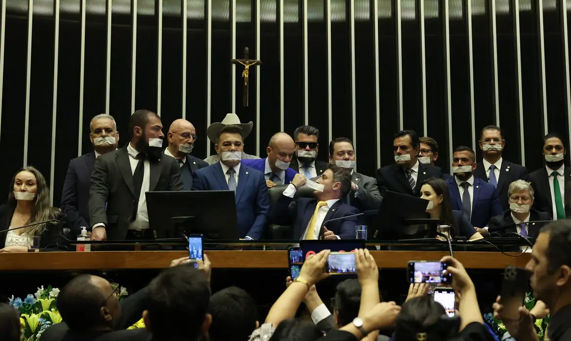 PSOL cobra Hugo Motta por inércia em processos que punem deputados por ocupar mesa da câmara