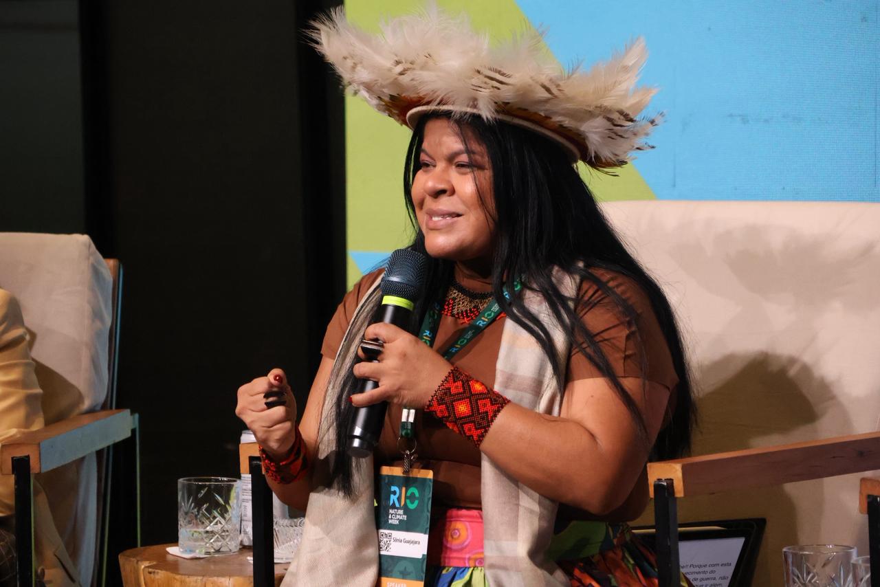 Sônia Guajajara debate sobre degradação ambiental na Semana do Clima do Rio