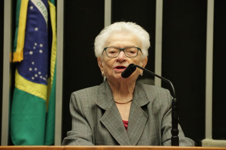 Luiza Erundina promove sessão solene em homenagem aos 90 anos do Serviço Social