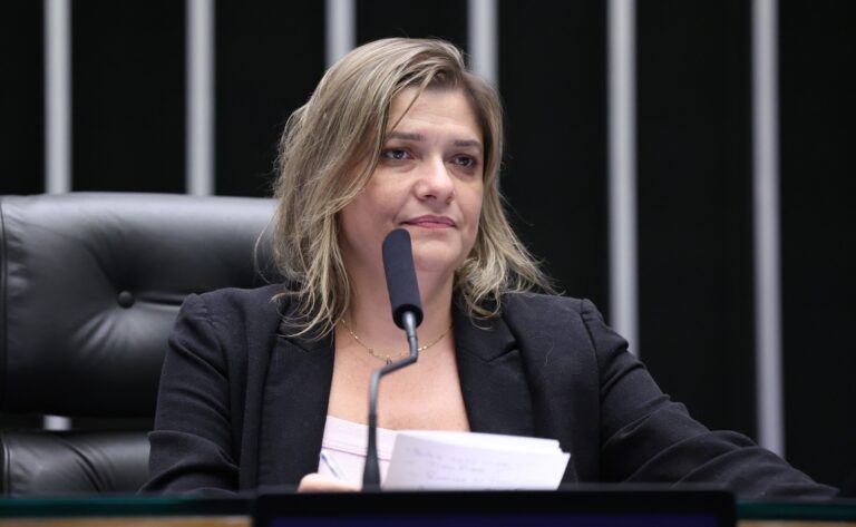 Deputada Professora Luciene pede regime de urgência para Projeto de Lei que acaba com IR de profissionais da educação