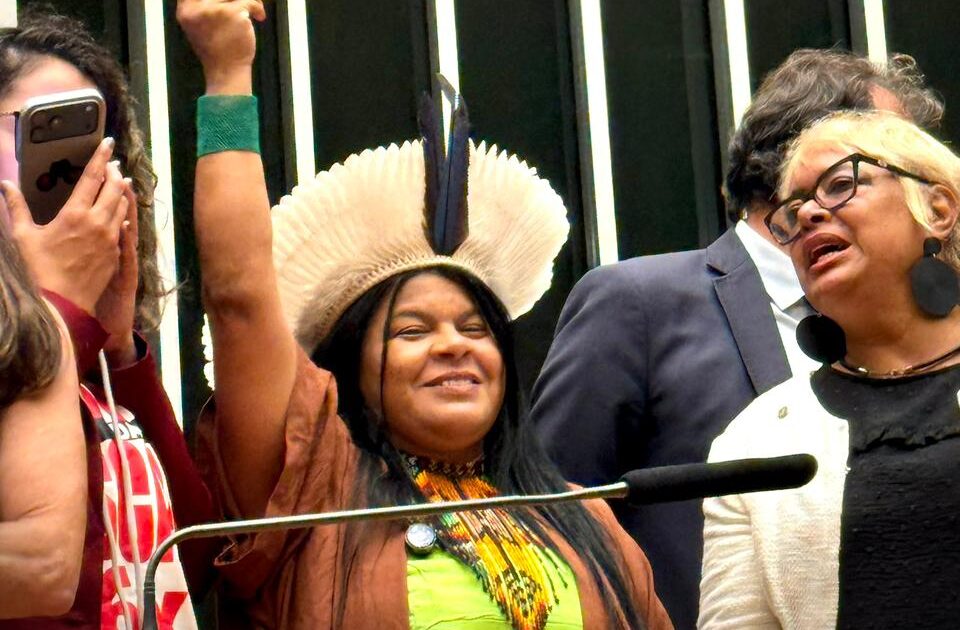 Trabalho Digno, Justiça Climática e Soberania Nacional: os desafios de um novo pacto civilizatório (Por Sônia Guajajara)