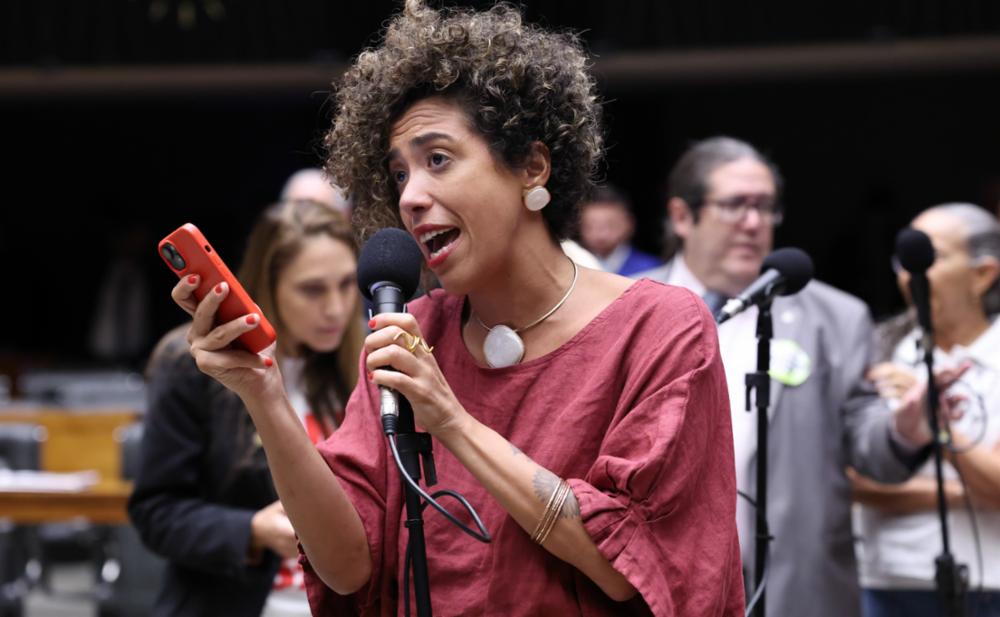 Talíria Petrone pede na PGR apuração da conduta servil de Flávio Bolsonaro em reunião com Donald Trump