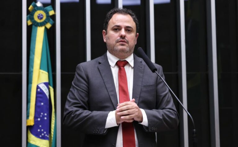 Glauber Braga retorna à Câmara após seis meses de injusta suspensão do seu mandato