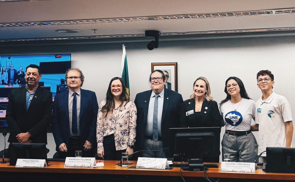 Tarcísio Motta debate superlotação das salas de aula e defende limite de estudantes por turma na educação básica