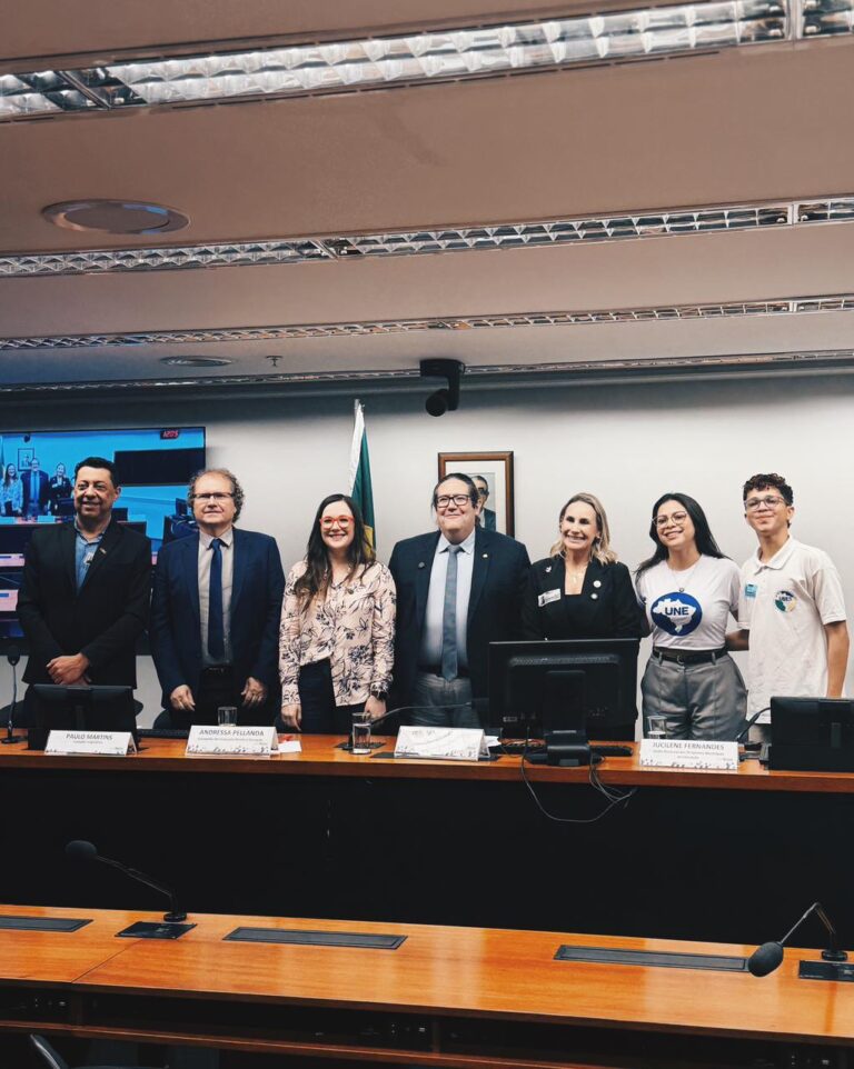 Tarcísio Motta debate superlotação das salas de aula e defende limite de estudantes por turma na educação básica