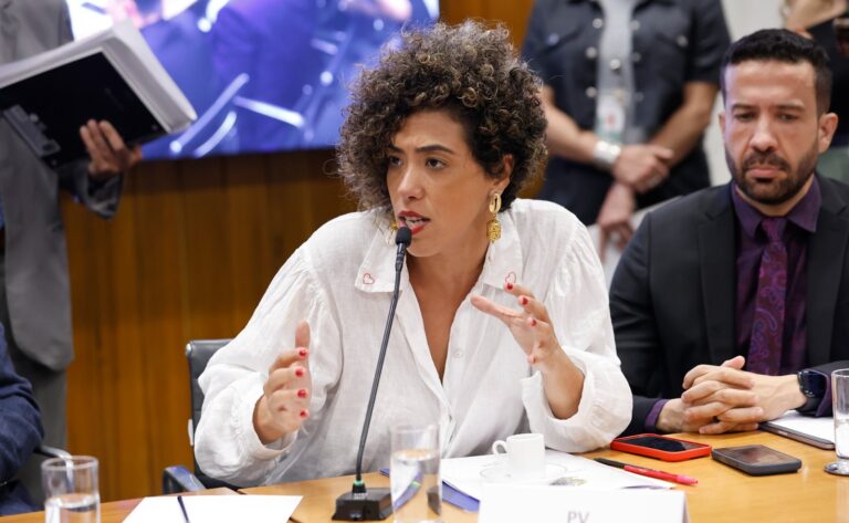 Câmara aprova urgência para projeto de Talíria construído com o MEL que protege a amamentação em situações de emergência climática