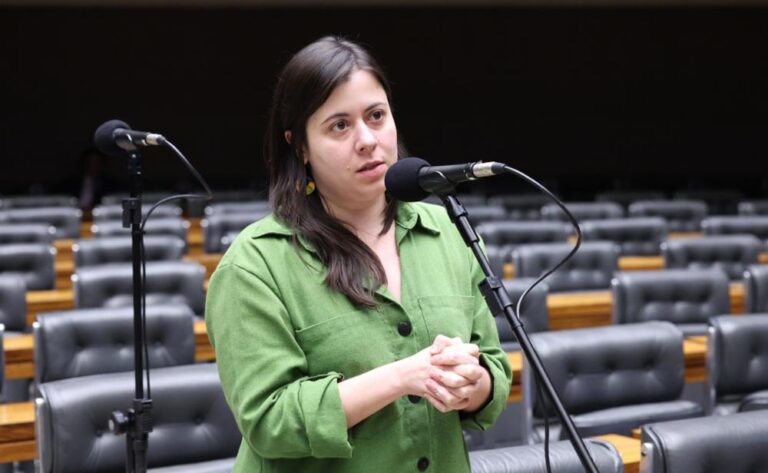 Avança projeto de Sâmia Bomfim que garante acolhimento e permanência de mães nas universidades