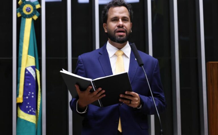Deputado Henrique Vieira quer declarar Javier Milei persona non grata no Brasil