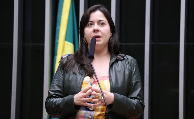 Sâmia Bomfim propõe banir publicidade de bets e equipará-la às restrições impostas ao tabaco