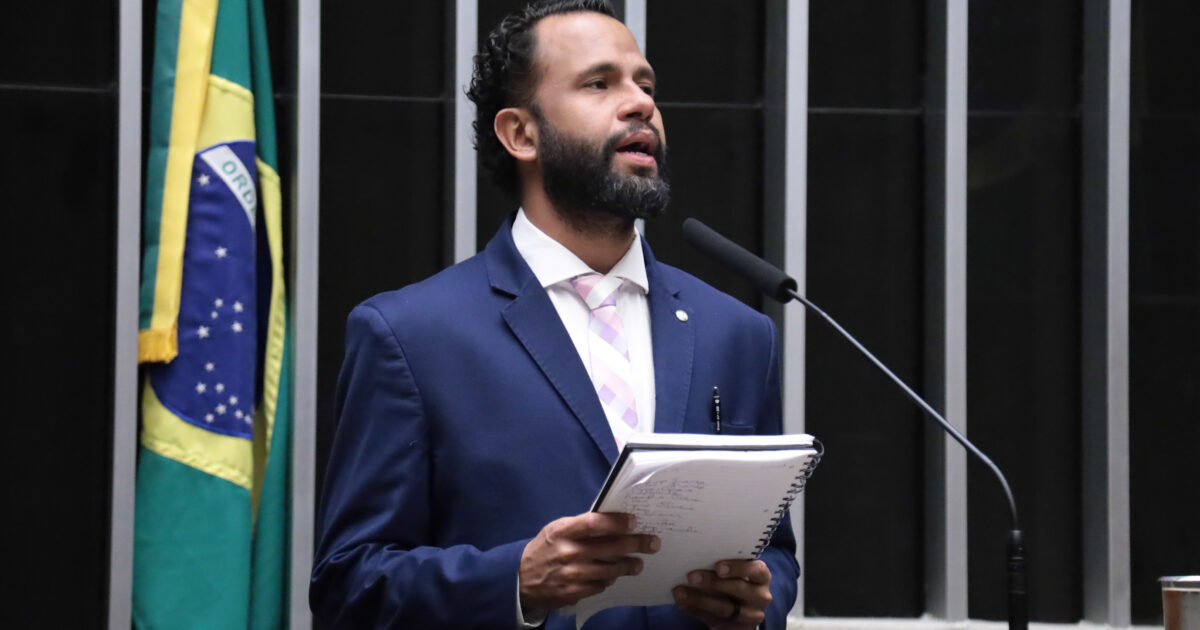 Pastor Henrique Vieira aciona Flávio Dino contra Eduardo Bolsonaro e Mário Frias
