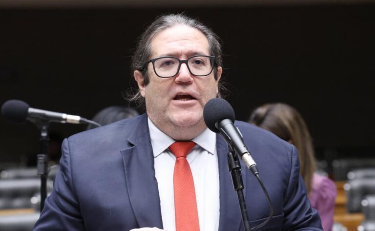 CCJ aprova projeto de Tarcísio Motta que protege jornada de trabalho dos professores da educação básica