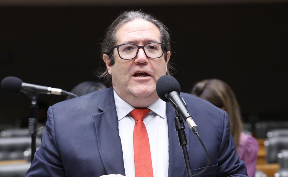 CCJ aprova projeto de Tarcísio Motta que protege jornada de trabalho dos professores da educação básica