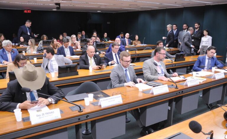 Partido NOVO quer cassar toda bancada do PSOL na Câmara